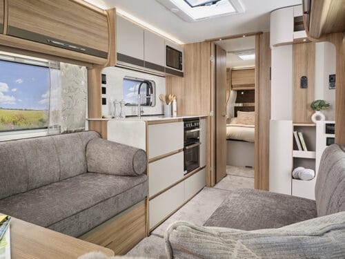 Unicorn-Deluxe-Cabrera-through-shot