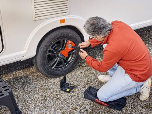 Unicorn-Deluxe-fitting-wheel-lock