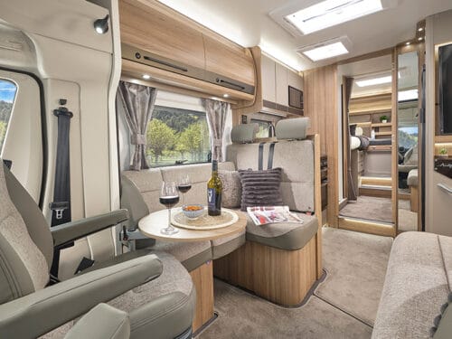 79-4T-Autograph-lounge